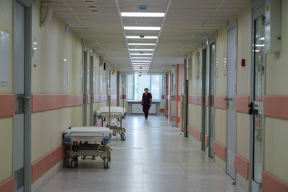 Россиянин пришел с женой в больницу и исколол иглой врача