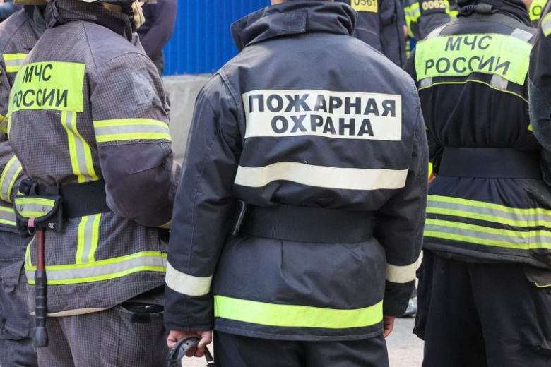 Спасатели 19 часов тушили гипермаркет в Енакиево после атаки ВСУ