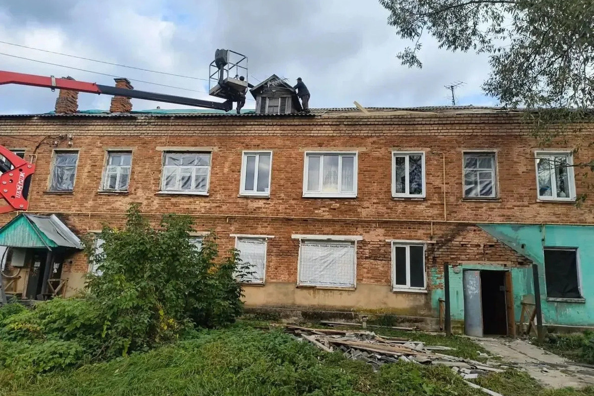 В Кубринске выбитые взрывом окна закрыли полиэтиленом и рейками