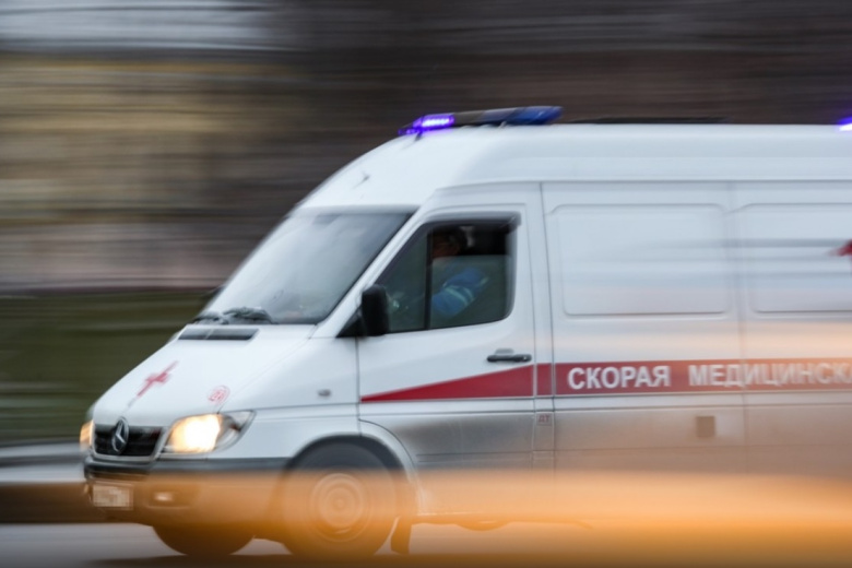 Россиянка выпила литр водки и врезалась в машину