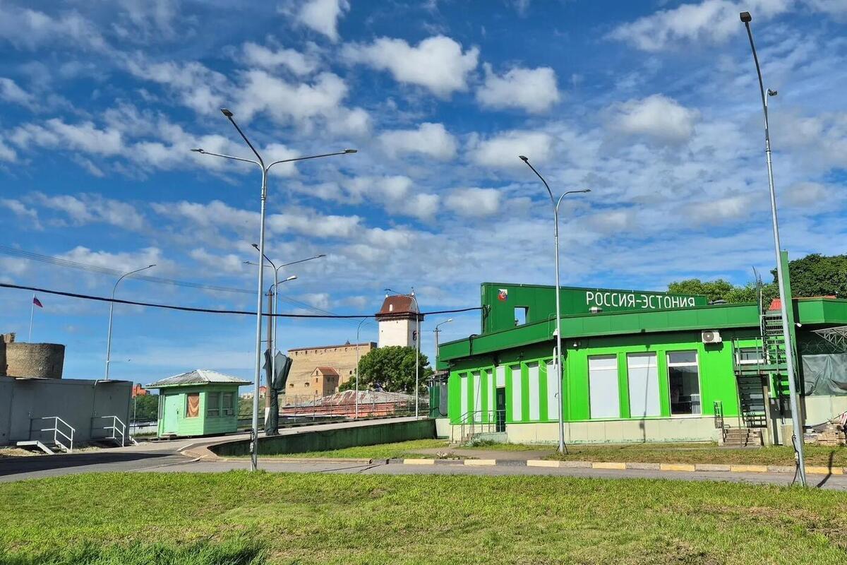 СЗТУ: очереди на границе в Ивангороде вызвал 100-процентный таможенный досмотр россиян