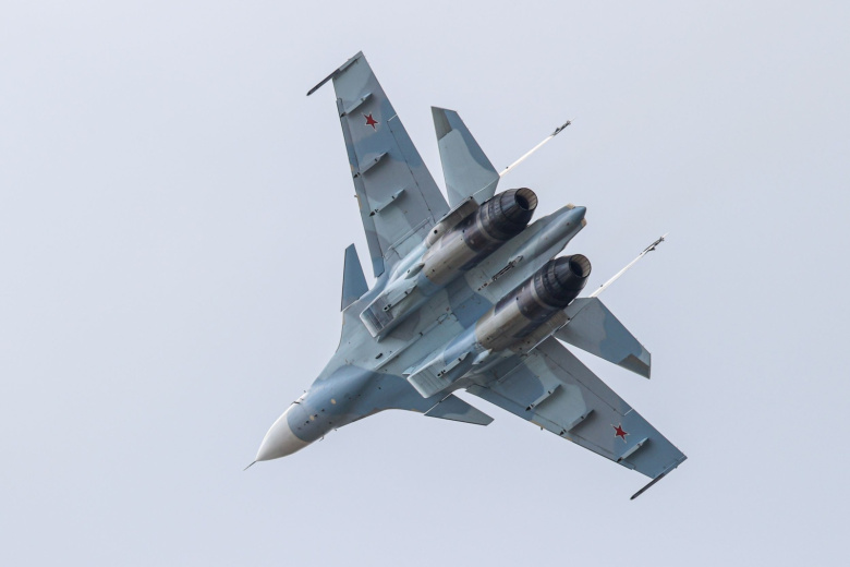 ВКС России подняли в небо «Белого лебедя» в сопровождении Су-30СМ