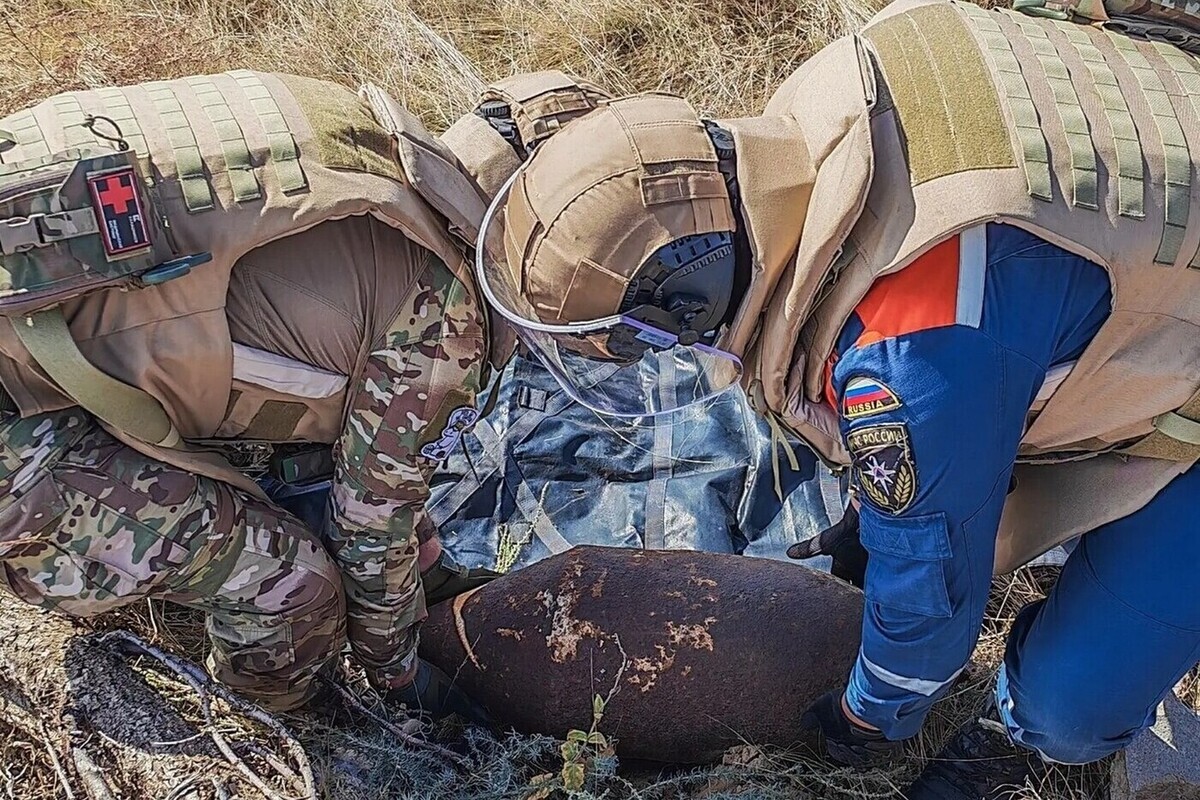 Пиротехники ликвидировали мощную авиабомбу в Волгоградской области