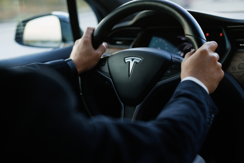 Раскрыто, когда Tesla покажет обновленный суперкар Roadster