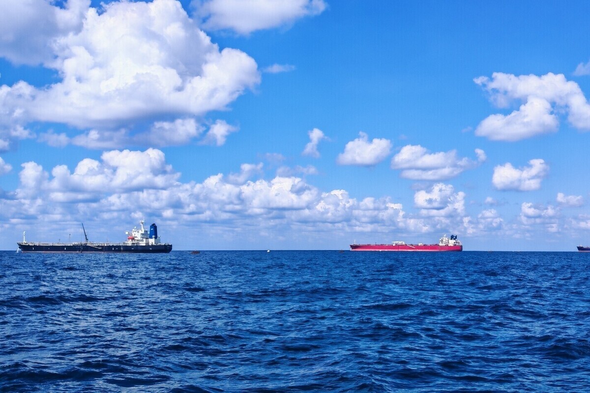 Снаряд попал в нефтяной танкер в Ормузском проливе