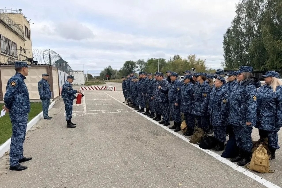 В КП-8 проверили зимнюю форму сотрудников и провели пожарный инструктаж