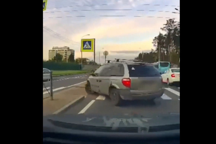 Петербуржец решил сэкономить пару метров и развернулся на «зебре»
