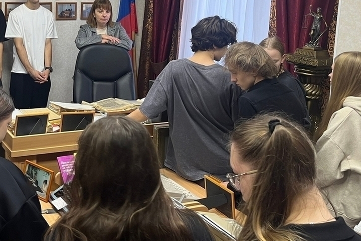 Новгородские школьники услышали эхо войны в Музее истории судебной системы