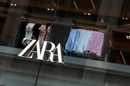 Zara сняла с продажи напоминающий форму узников нацистских концлагерей костюм