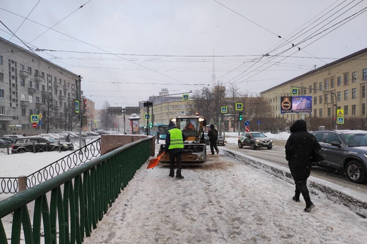 Семь районов Петербурга вручную очистят от снега и льда за 43,5 млн рублей