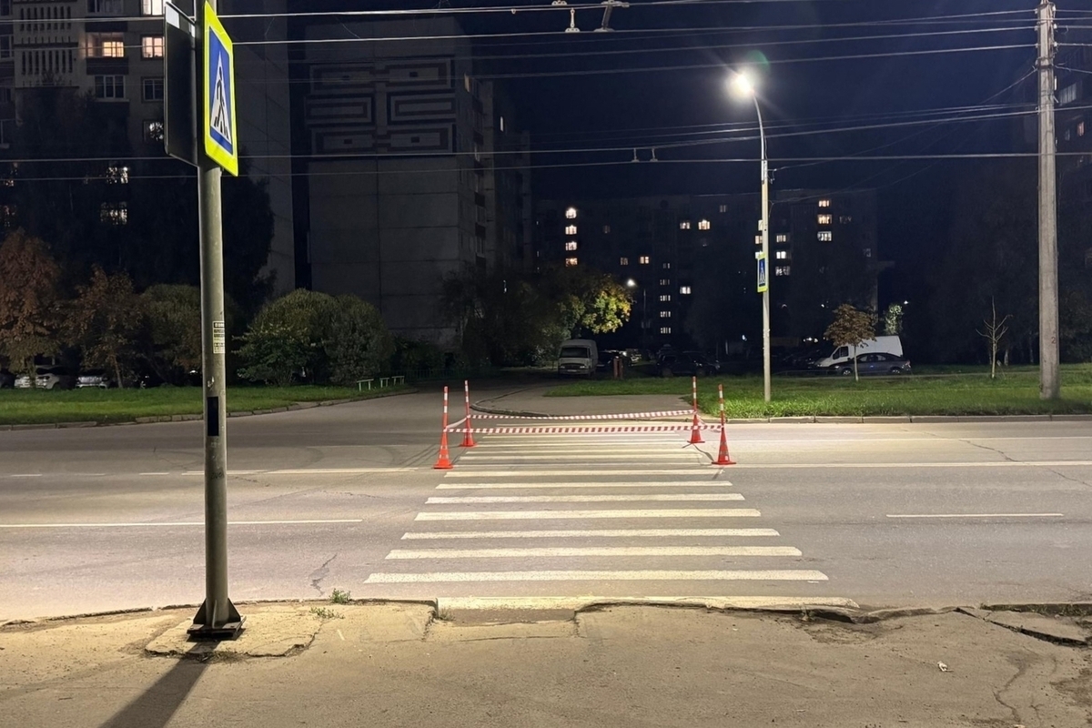 В Великом Новгороде пешеход сломал ключицу после наезда иномарки на зебре