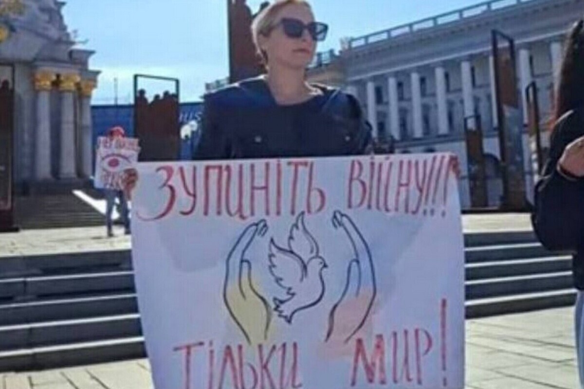 «Требуем мира»: жители Киева начали выходить на Майдан