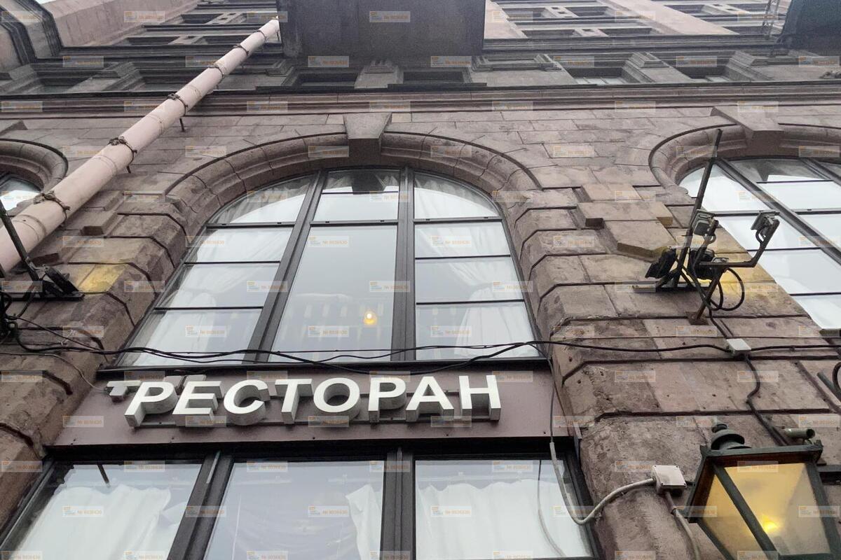 Оголенные провода повисли мертвым грузом на фасаде дома на Лиговском проспекте