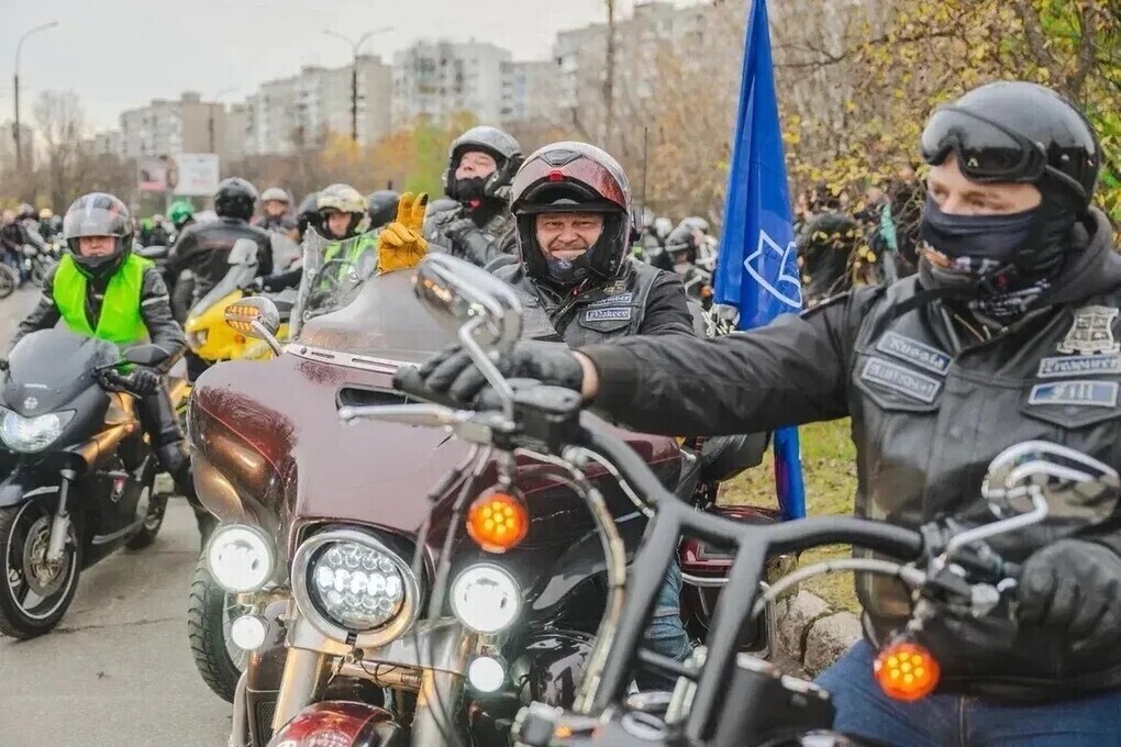 Десятки байкеров прорычали моторами и закрыли мосезон-2026 в Мурманске