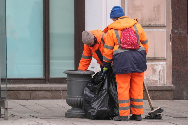 Льготы на вывоз мусора: кому положена скидка в городе и на даче