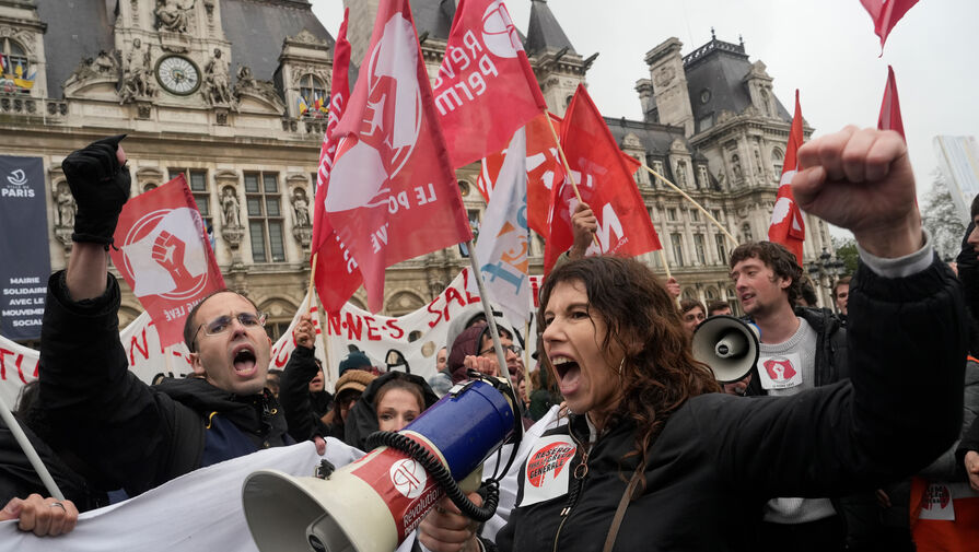 Жители Парижа вышли на акцию против помощи Украине и за выход Франции из ЕС