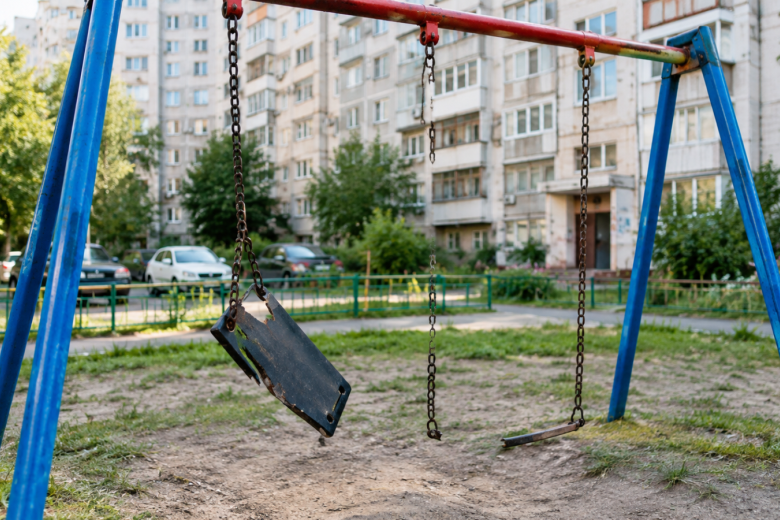 Разбитые качели и исписанные стены: кто ответит за вандализм во дворе