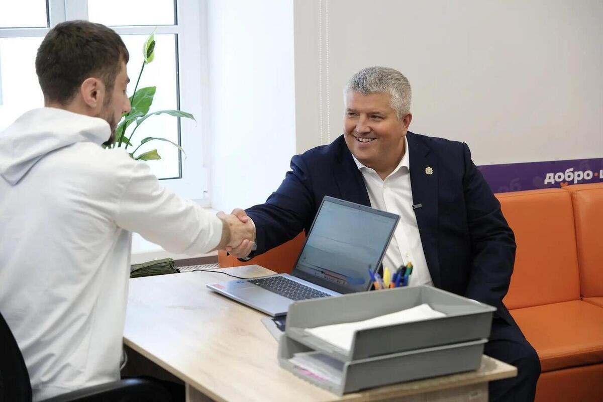 Губернатор Новгородской области Дронов встретился с ветераном СВО