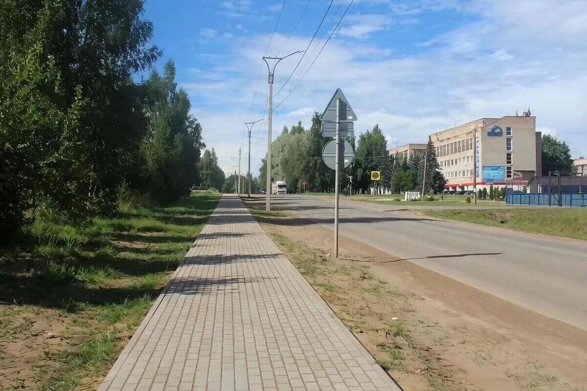 На Магистральной улице Окуловки проложили удобный и безопасный тротуар