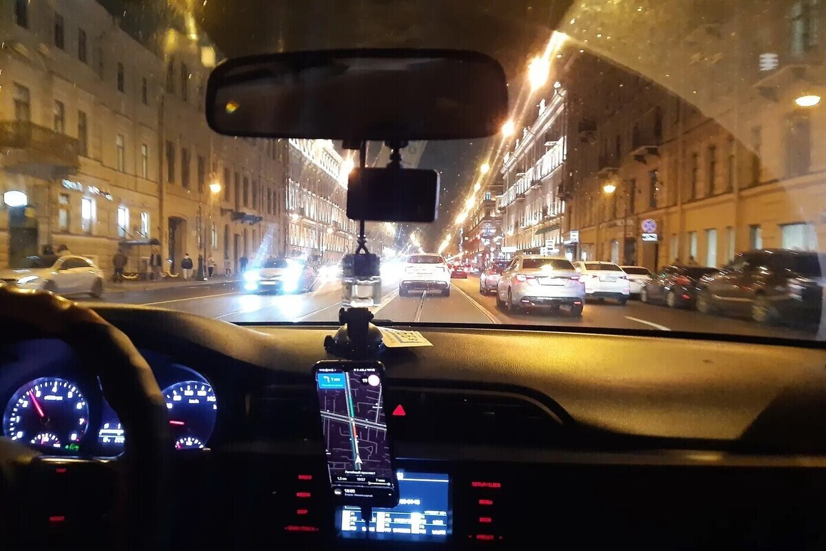 В Петербурге таксист решил выкинуть ПДД из головы и погонять по рельсам