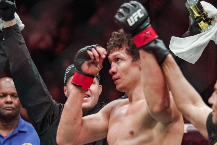 Россиянин нокаутировал камерунца на турнире UFC 332