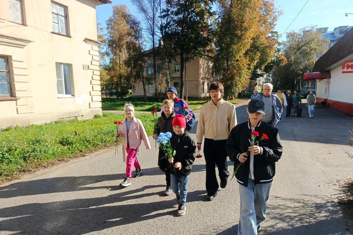 Псковские гимнасты и школьники посетили закрытое воинское захоронение танкиста Ивана Смирнова
