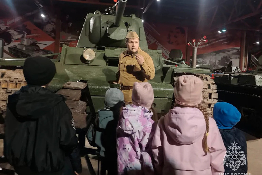 Спасатели Всеволожска провели экскурсию для детей и сотрудников Центра детства и материнства