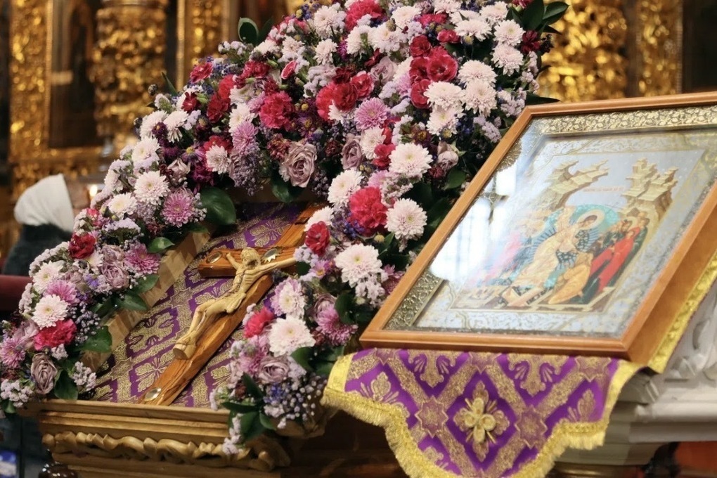 Митрополит Исидор совершил Божественную литургию и крестный ход в Успенском соборе Смоленска