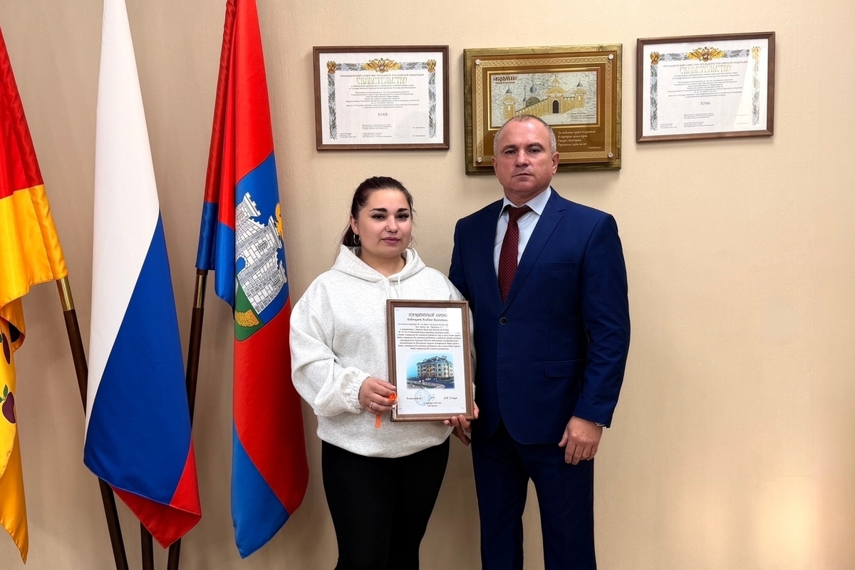 В Кромском районе сироте вручили ключи от новой квартиры