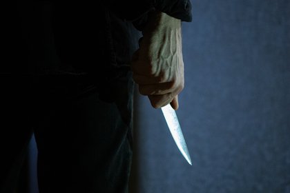 Россиянин пырнул ножом мать-пенсионерку и ударил кирпичом старшую сестру