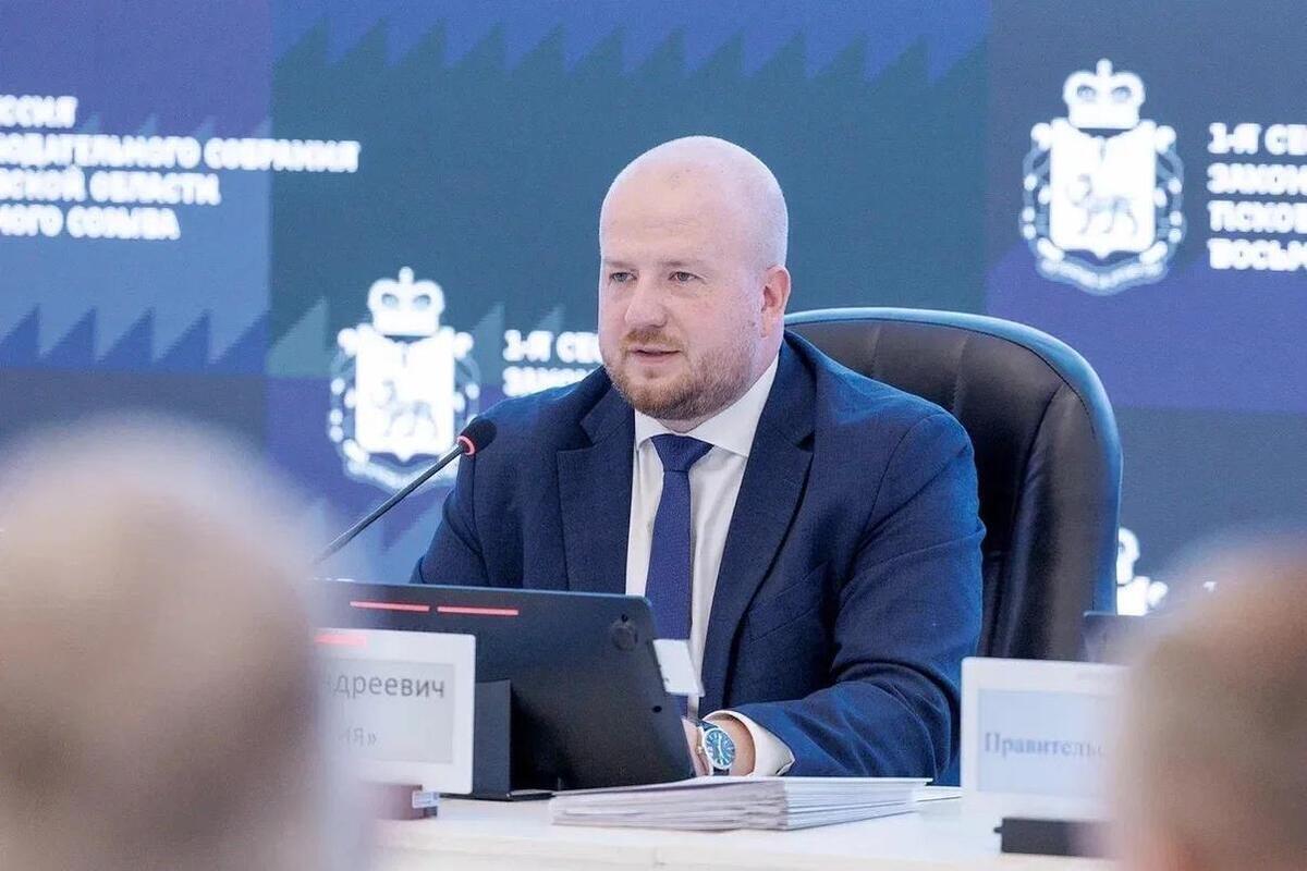 Спикер псковского парламента поздравил педагогов с Днем учителя и отметил рост их представительства в Заксобрании