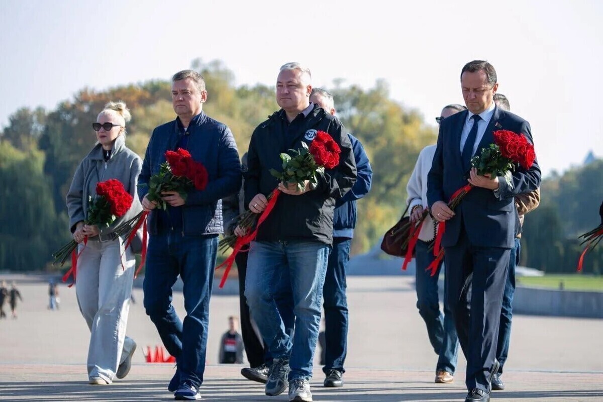 Петербургская делегация возложила цветы к Вечному огню в Брестской крепости
