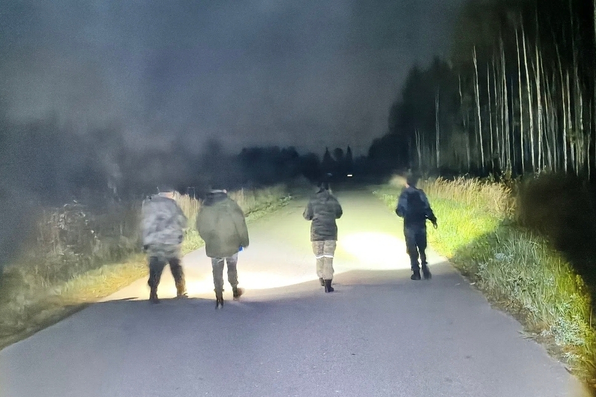 Волонтеры рассказали, как в ночном и туманном лесу Тверской области искали пенсионера