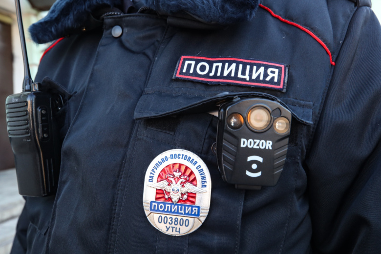 Маленького ребенка в летней одежде нашли возле торгового центра в Курске
