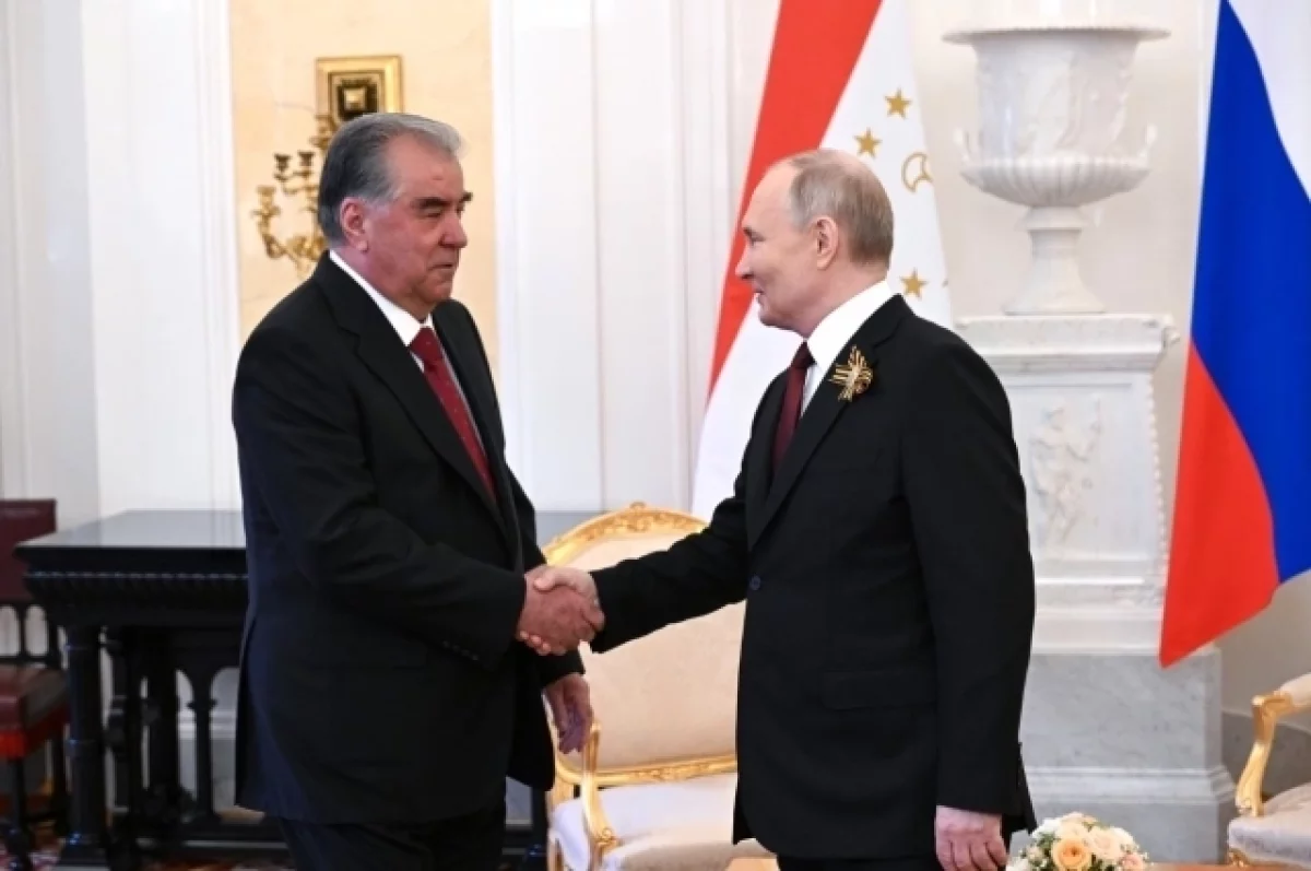 Путин по телефону поздравил лидера Таджикистана Рахмона с днем рождения