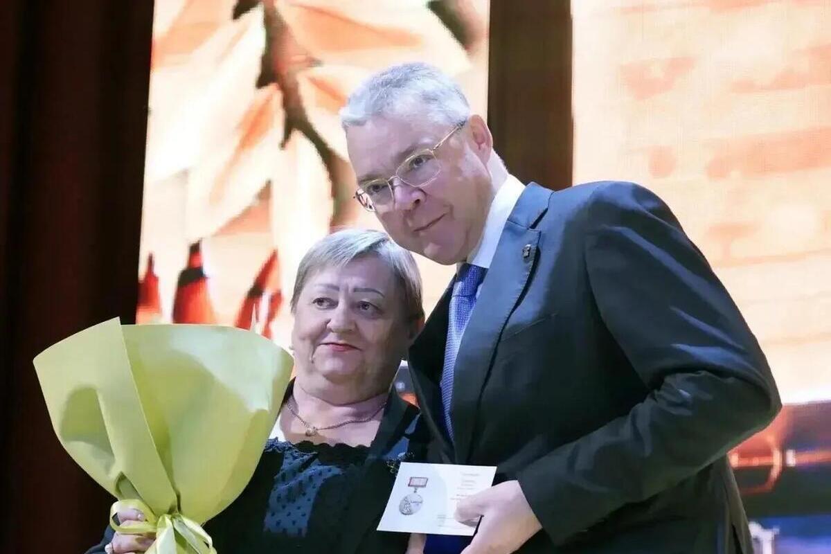 Владимир Владимиров вручил награды лучшим учителям Ставрополья и встретился со своей педагогом