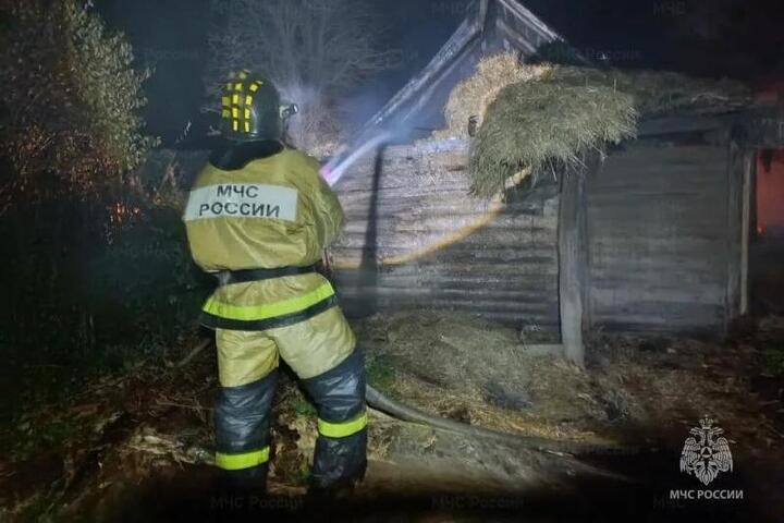 В Орловской области ночью тушили кровлю хозяйственной постройки