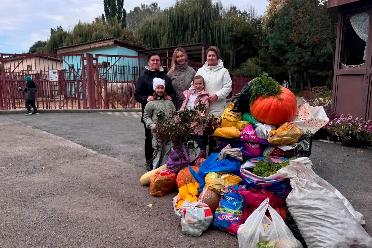Юные липчане собрали урожай для обитателей зоопарка