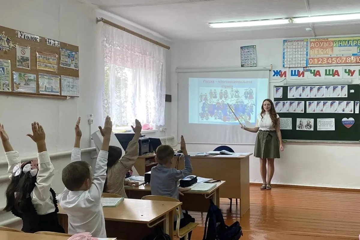 Профессия – учить детей. В школы РФ приходит все больше молодежи