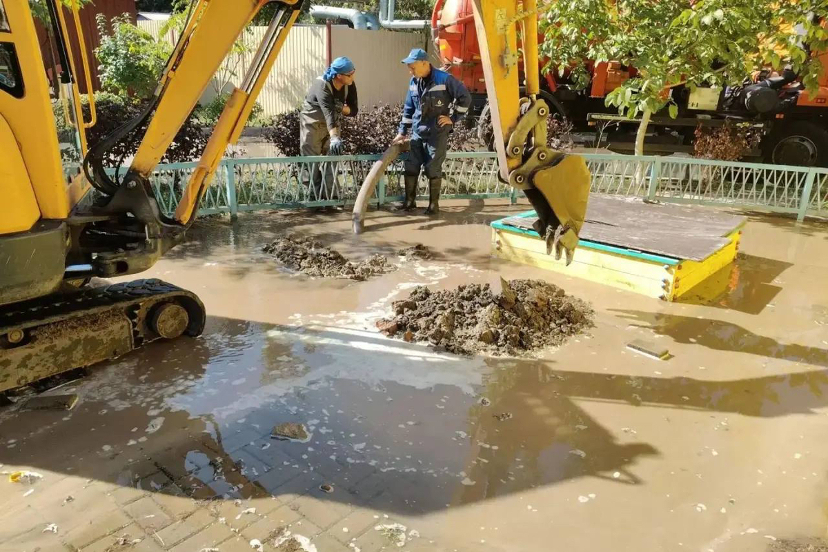 На улице Рылеева в Краснодаре произошел порыв водопровода