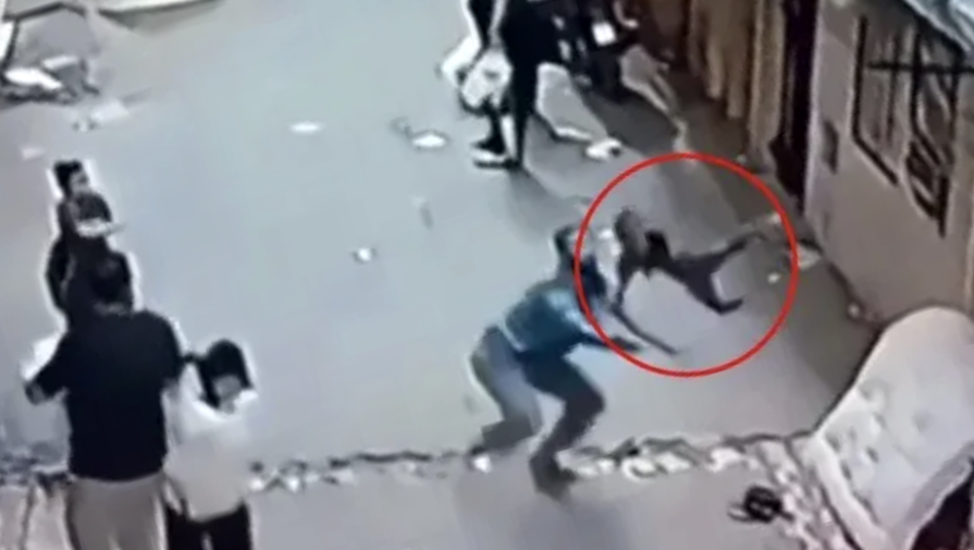 На видео попало, как мужчина поймал четырехлетнего ребенка, выпавшего из окна