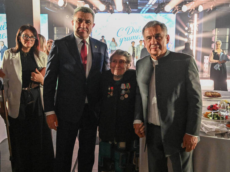Минниханов сфотографировался с учительницей с 70-летним стажем работы
