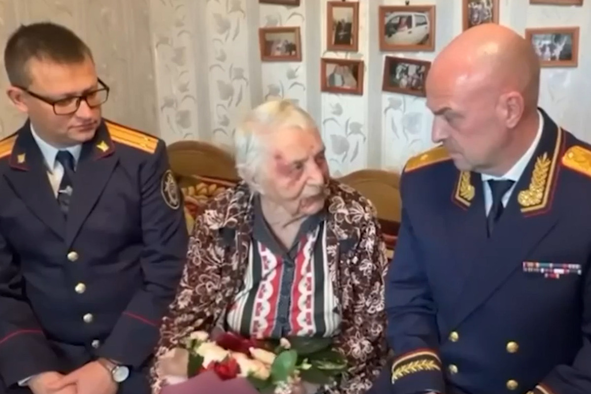 Новгородские следователи поздравили с праздником 100-летнюю учительницу