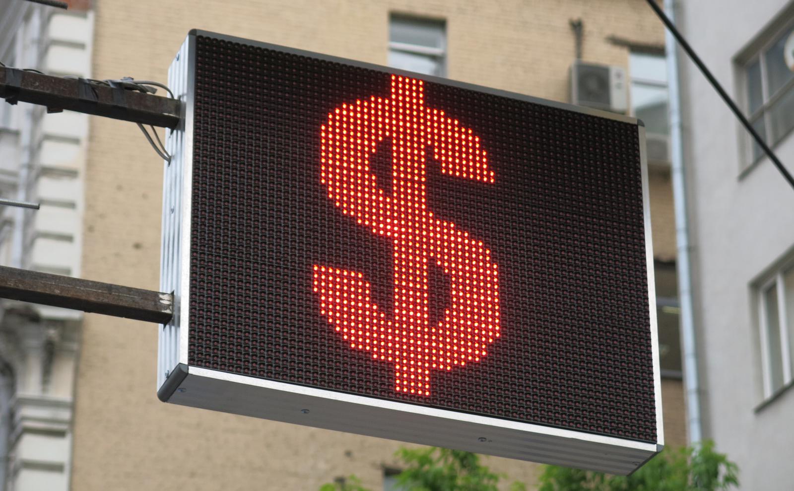 ЦБ повысил официальный курс доллара почти на ₽1,5