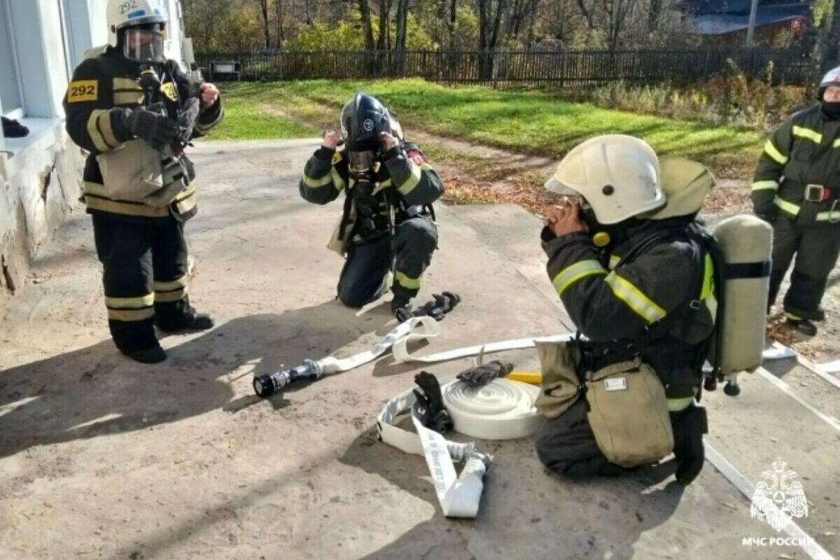 В День учителя пожарные провели в Поназыревской средней школе пожарно‑тактические учения
