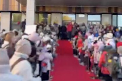 В российском городе родители устроили для учителей дефиле по красной дорожке