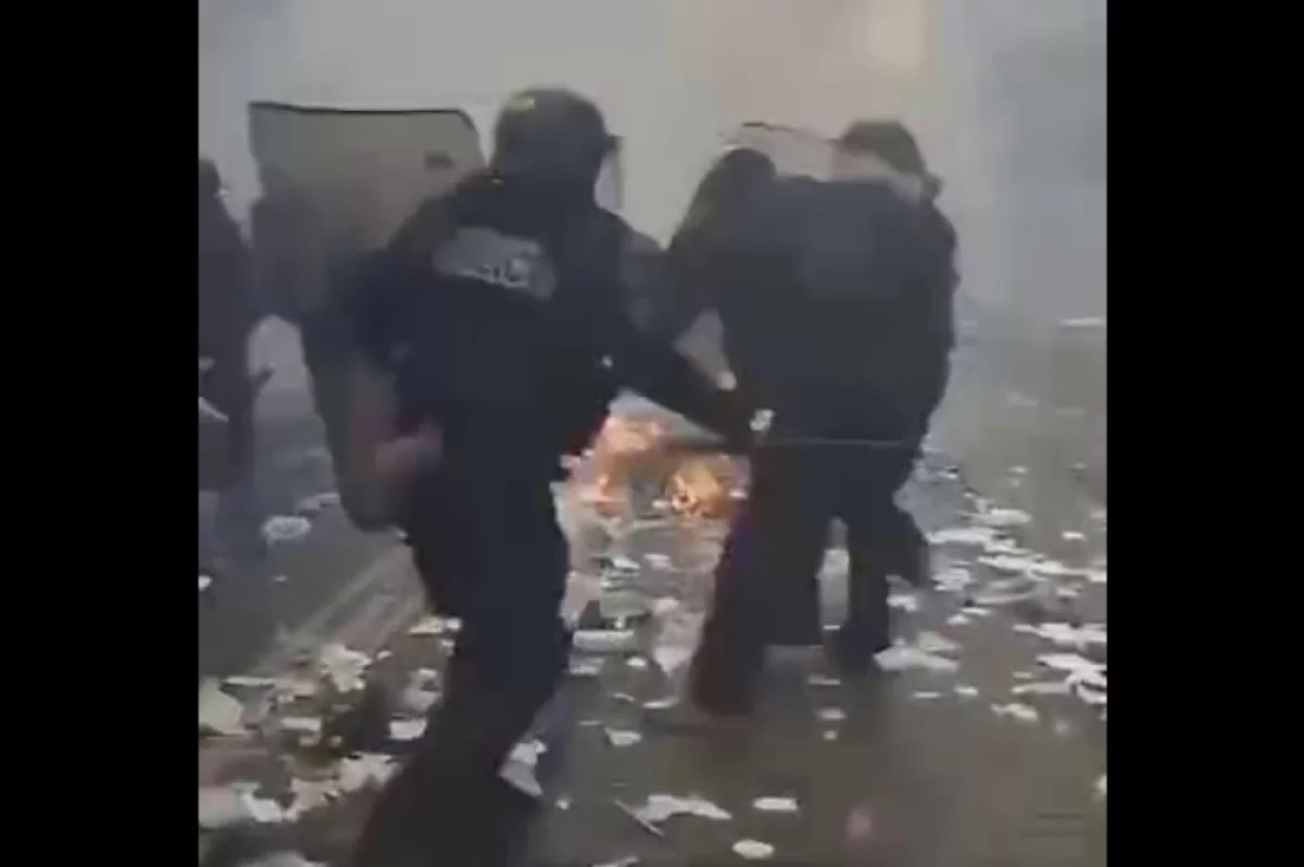 В Сети появились кадры столкновений школьников с полицией во Франции