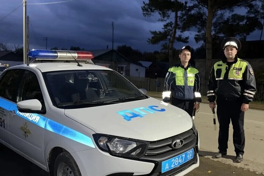 В Алтайском крае полицейские спасли мужчину из горящего дома