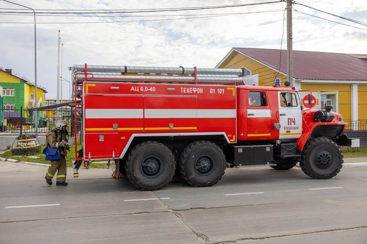 Пожарные Нового Уренгоя потушили железнодорожный вагон и свалку мусора