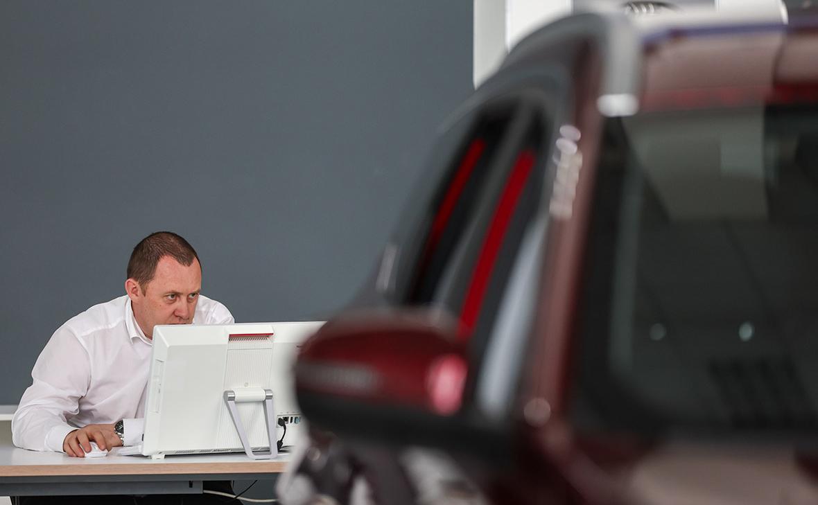 Продажи новых автомобилей в России упали второй месяц подряд